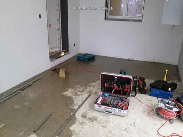 Matériel de recherche et d’inspection dans une pièce vide